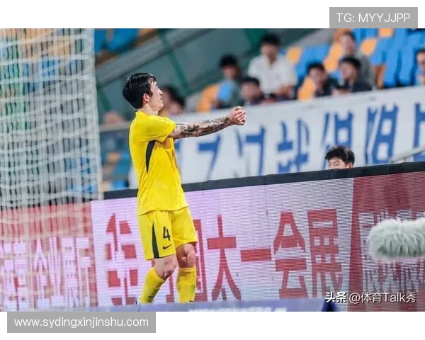 姜至鹏对天津球迷做疑似手铐手势引发争议 网友热议是否挑衅